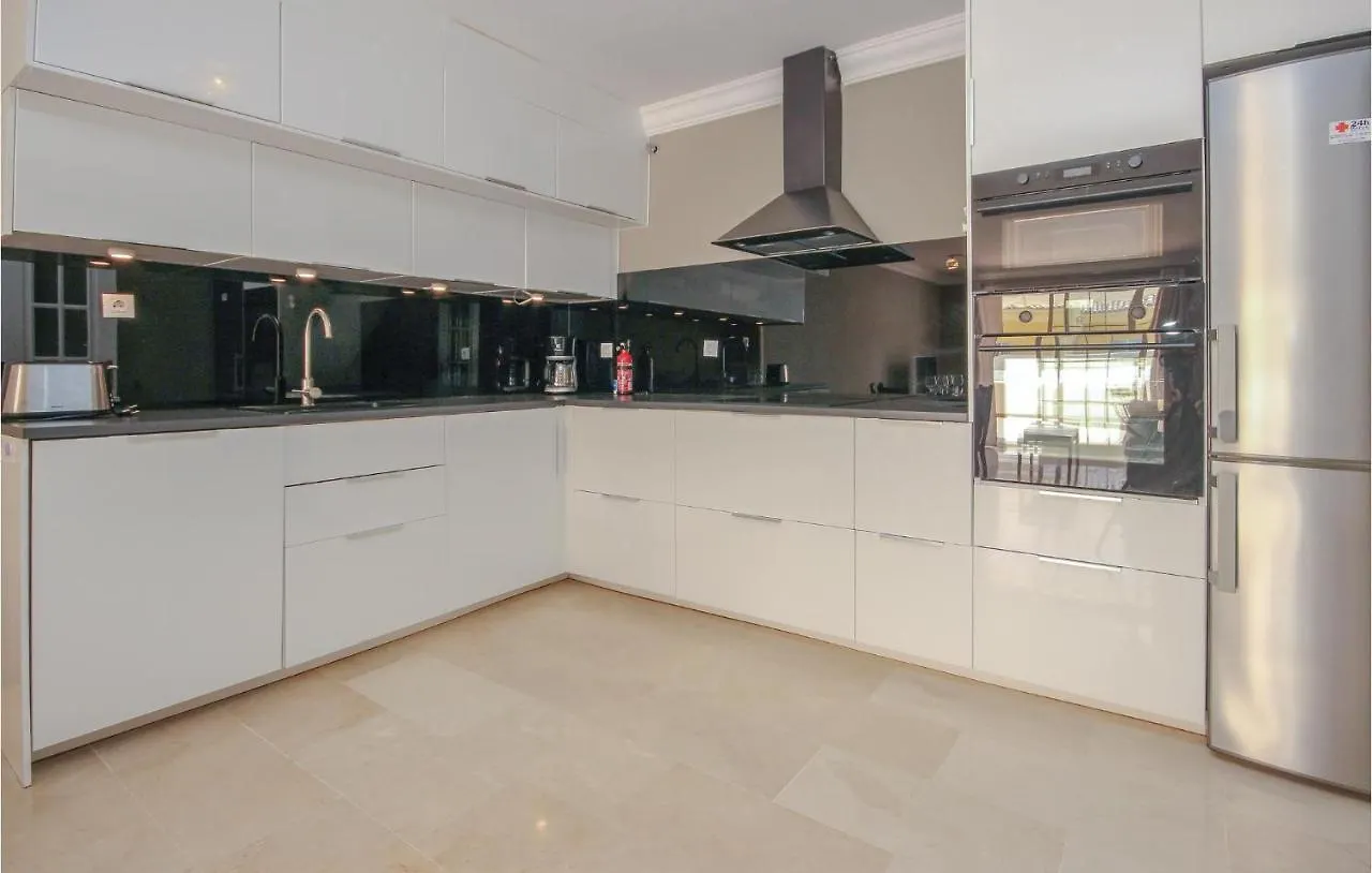 Cozy Apartment In Estepona With Kitchenette